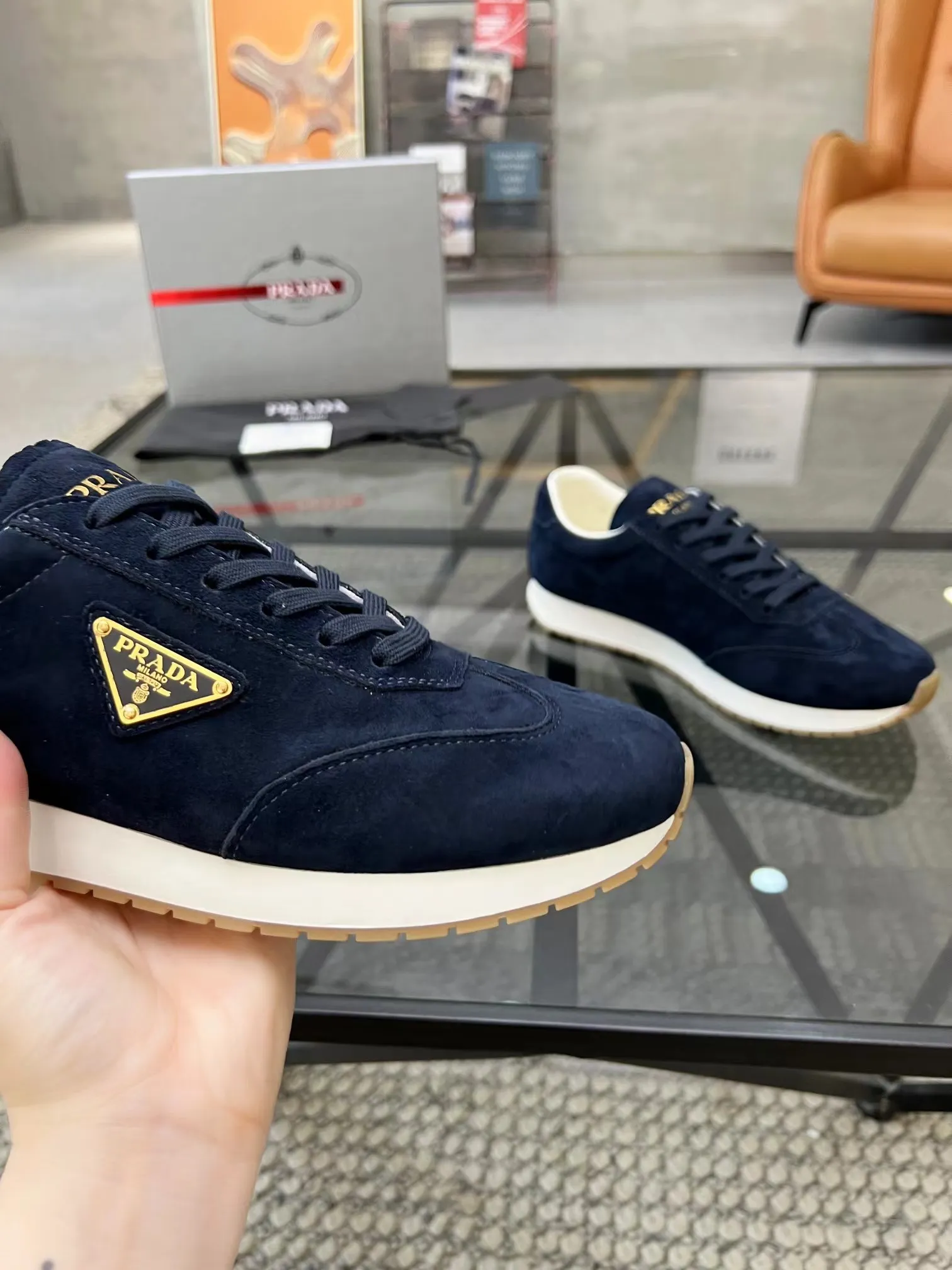 P400 38-45 Prada Prada’s new men’s leather sneakers, the highest version on the market, any comparison is welcome🆚! The original leather has excellent texture and is super high-end! Fetal sheep net lining imported from Italy, removable pad! Luxurious materials and fine workmanship, highly recommended!